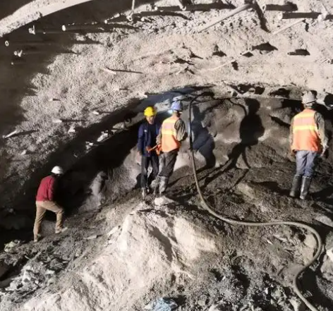 陈巴尔虎拱顶带模注浆料的施工流程及注意事项